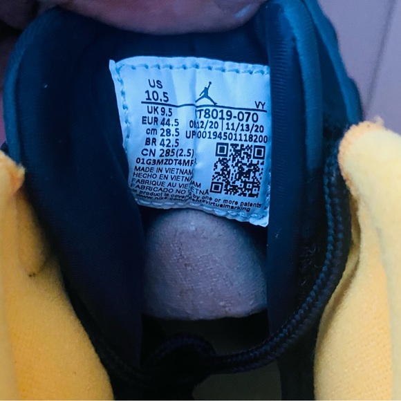 Jordan 9 Retro Black , Dark Charcoal, & University Gold - Picture 6 of 7